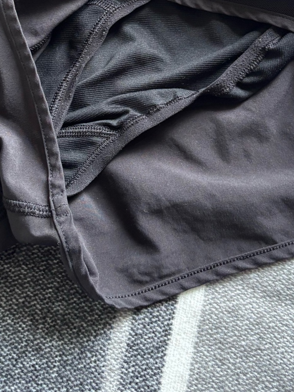 Lululemon Hotty Hot Short II 2.5" in Black - Picture 6 of 10